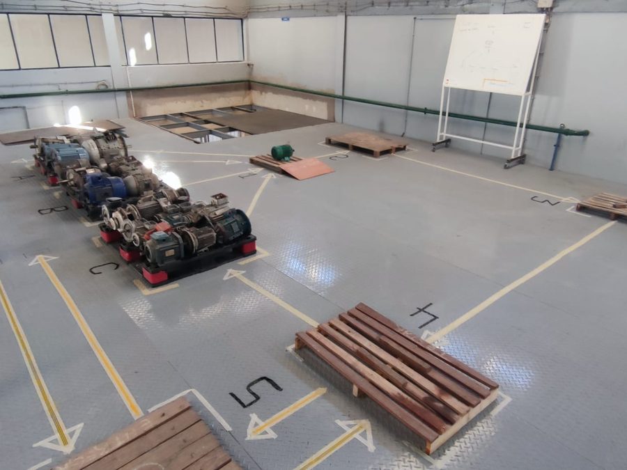 Atelier vu de haut, marquage au sol et zones de stockage